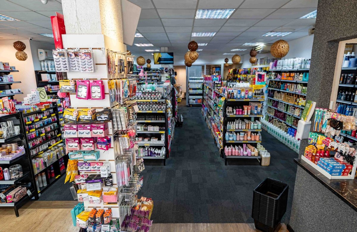 Produtos e interior da Bella Cosméticos
